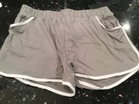 Dolphin shorts with contrast piping and wide pockets - Light Grey